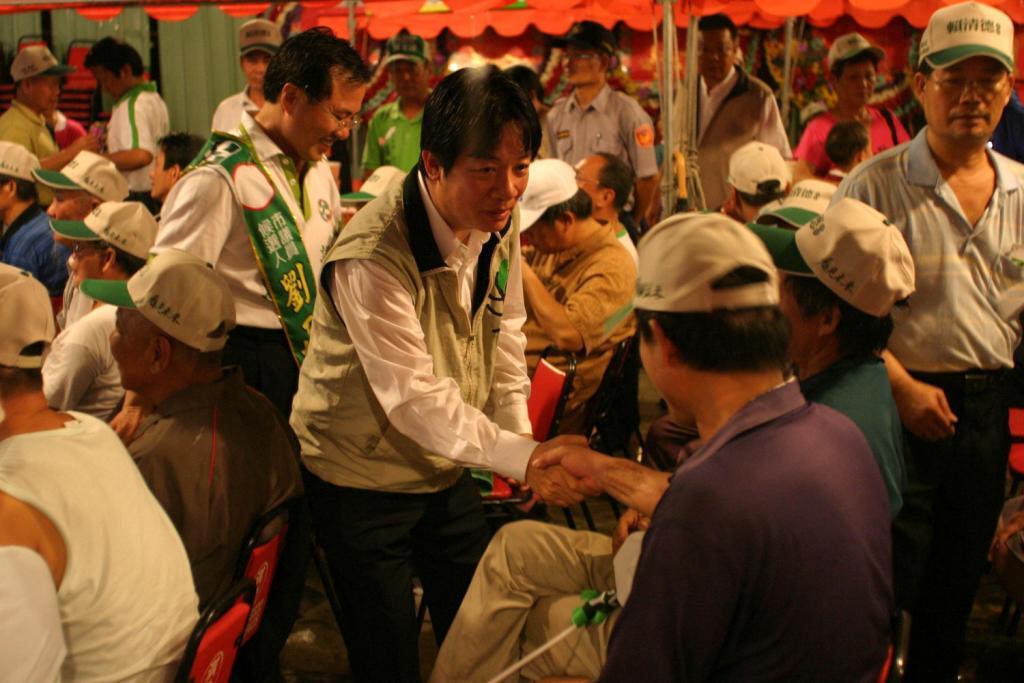 民進黨賴清德向後援會支持者握手致意。圖片:陳衍有攝影