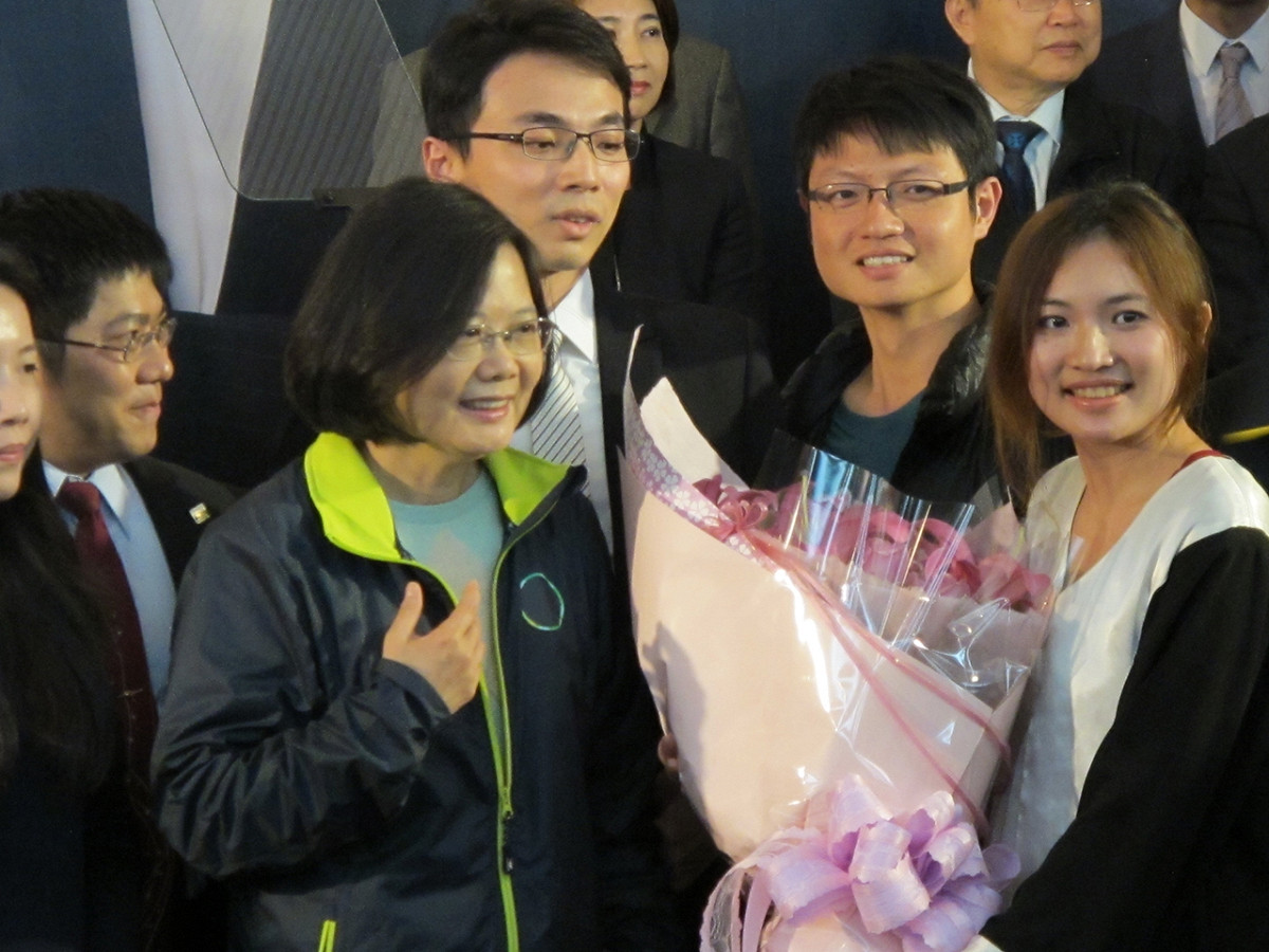 民進黨總統候選人蔡英文9日晚間出席「全國律師蔡英文、陳建仁後援會」成立大會時承諾將成立國家人權委員會、撰寫國家人權報告。圖：林朝億/攝
