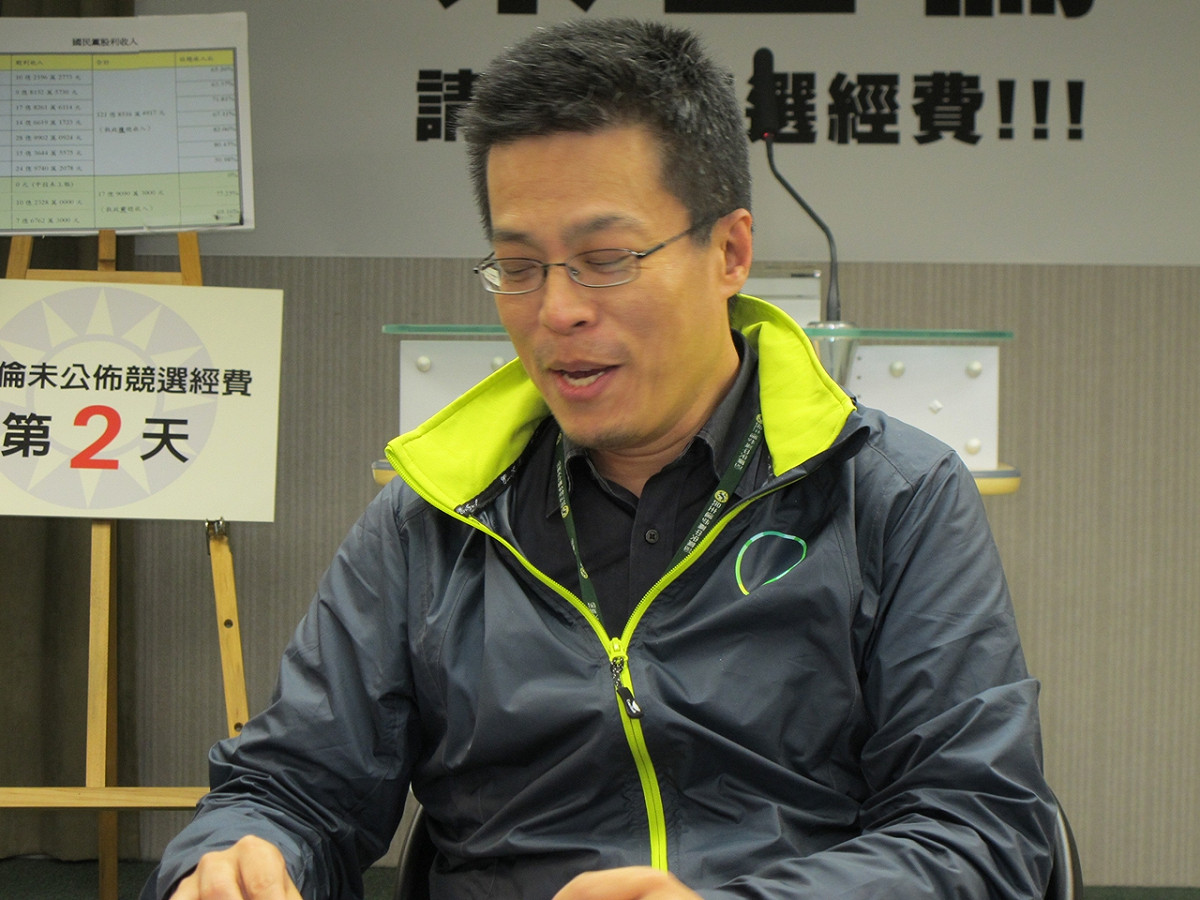 民進黨新聞部主任黃重諺17日說明，3黨代表與媒體協商總統辯論議題。圖：林朝億/攝