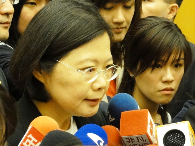 蔡英文主張，以尋求健保費之外的財源挹注、公平負擔保費、抑制健保支出的浪費來支持健保永續經營。圖片：王鼎鈞/攝