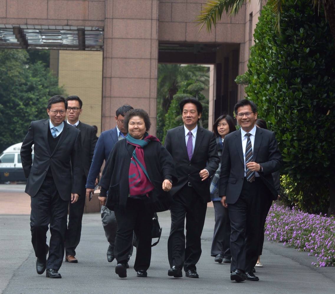 民進黨籍的高雄市長陳菊今(8)日與同黨籍的台南市長賴清德、台中市長林佳龍、桃園市長鄭文燦等人出席政院院會，會後一起離開。圖：翻攝陳菊臉書