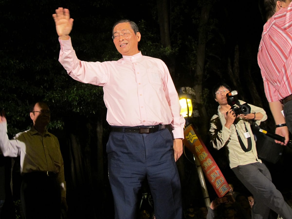 白狼張安樂5日以英雄之姿接受支持者歡呼登上舞台。圖：林朝億/攝