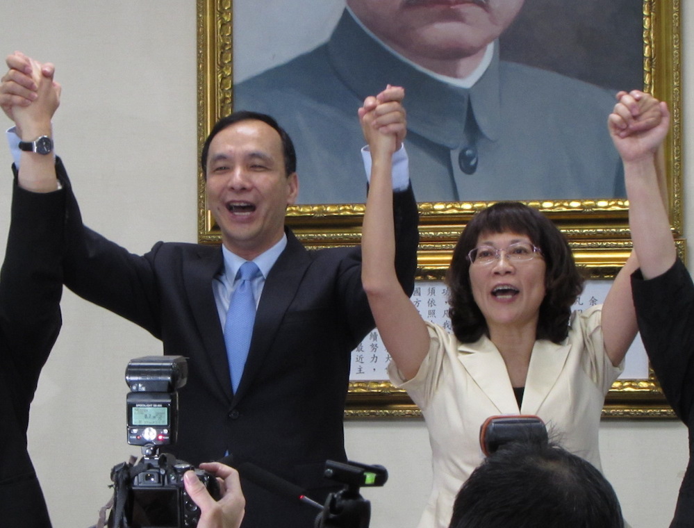 提名的政黨衡量再三，但充滿爭議的部分人選依然名列政黨門楣，顯然主其事者對這些爭議不是不在乎就是掉以輕心，他們賭的是選民也不在乎！圖為國民黨總統參選人朱立倫18日在介紹會上力挺副手王如玄。圖：新頭殼資料照片