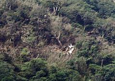 兩架空軍戰機13日在宜蘭東澳山區發生意外，搜救人員14日上午發現軍機殘骸。圖片來源：中央社。