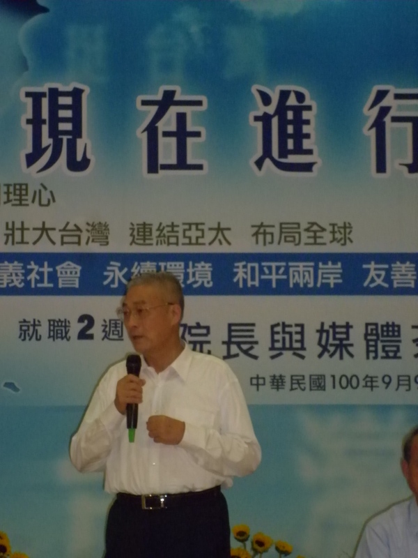 擔任國民黨總統參選人馬英九副手的行政院長吳敦義9日以「眾裡尋他千百度，驀然回首，那人卻在燈火闌珊處」形容蔡英文所選的副手蘇嘉全，並4度稱蔡英文是可敬的對手。圖片：謝莉慧/攝