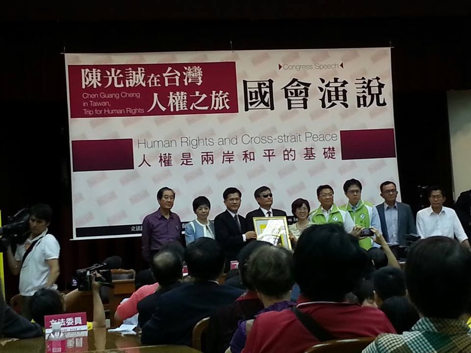 陳光誠今(25)日赴立法院演講，以「人權是兩岸和平的基礎」為題，並接受現場民眾和媒體提問。圖：陳沛佑/攝