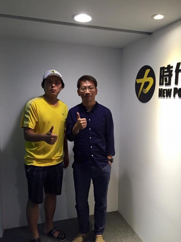 東吳大學政治系副教授徐永明(圖右)21日上午正式宣布加入時代力量，同時，也決定不再參選台中市第8選區立委，轉為輔選時代力量候選人洪慈庸和民進黨候選人謝志忠。圖：翻攝徐永明臉書