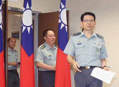 國防部25日表示，經行政院核定，自105年持續徵集82年次以前部分役男入營服役，計約2萬3100人。83年次以後出生役男不受影響，仍服4個月的軍事訓練役。前為國防部發言人羅紹和。圖：中央社