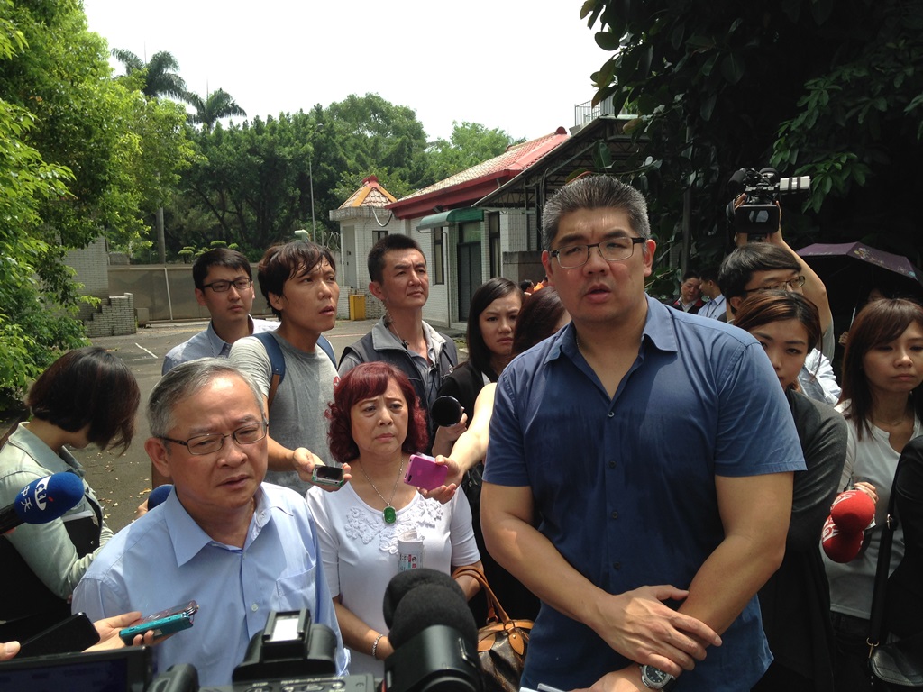 國民黨台北市長參選人連勝文今(20)日上午前往萬華區視察閒置的軍方用地，對於有媒體報導連勝文臉書粉絲團封鎖異議者一事，連勝文說，是有人以三字經謾罵，管理員才有此行為，他認為應避免不尊重的言語侮辱。 圖：劉奕霆/攝