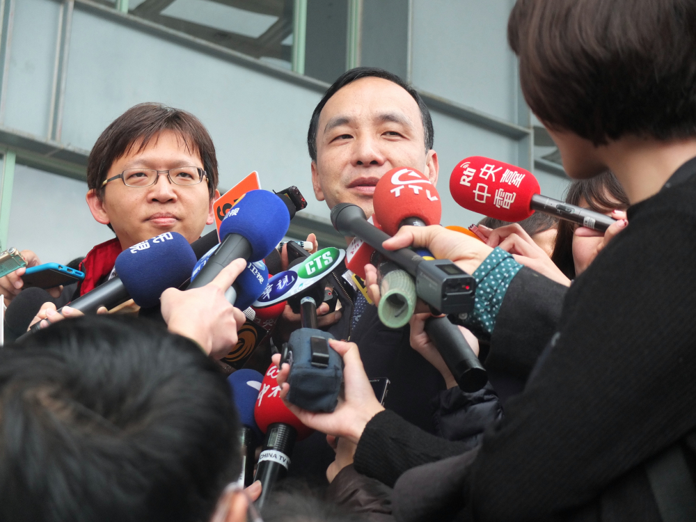 國民黨總統候選人朱立倫6日將接受學生們的提問，對於是否擔心學生的問題很麻辣，他則開玩笑說，若麻辣的話就加點湯。圖：翁嫆琄/攝