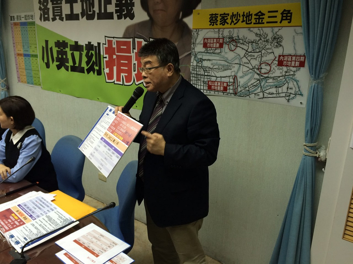 新黨不分區立委候選人邱毅18日再度爆料，蔡英文家族經手內湖4期重劃區土地，並暗指蔡英文可能有共同買進。圖：符芳碩/攝