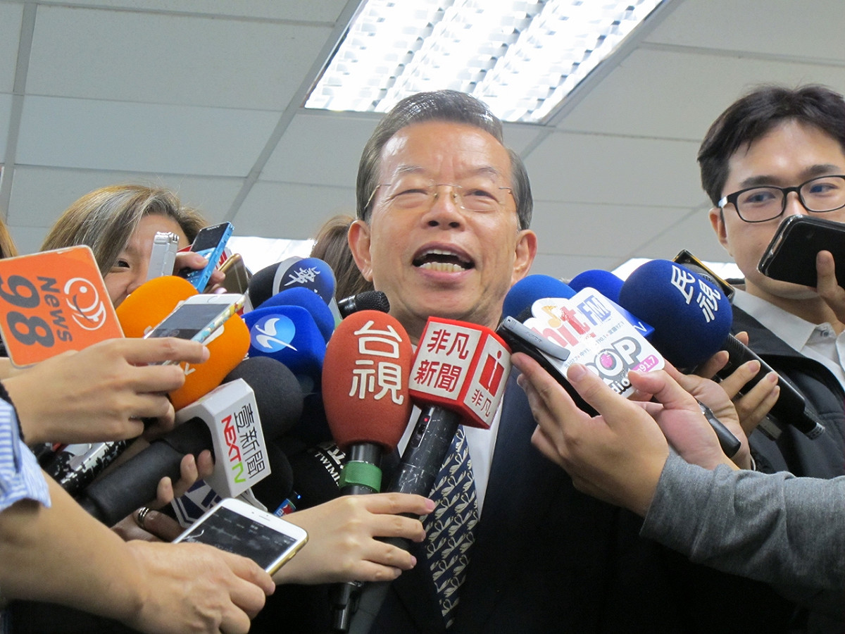 前行政院長謝長廷11日對於沒被列入民進黨不分區立委名單一事接受媒體訪問。圖：林朝億/攝