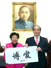 孫中山的後代、孫逸仙和平教育基金會主席孫穗芳7日上午前往立法院拜會院長王金平。圖：中央社