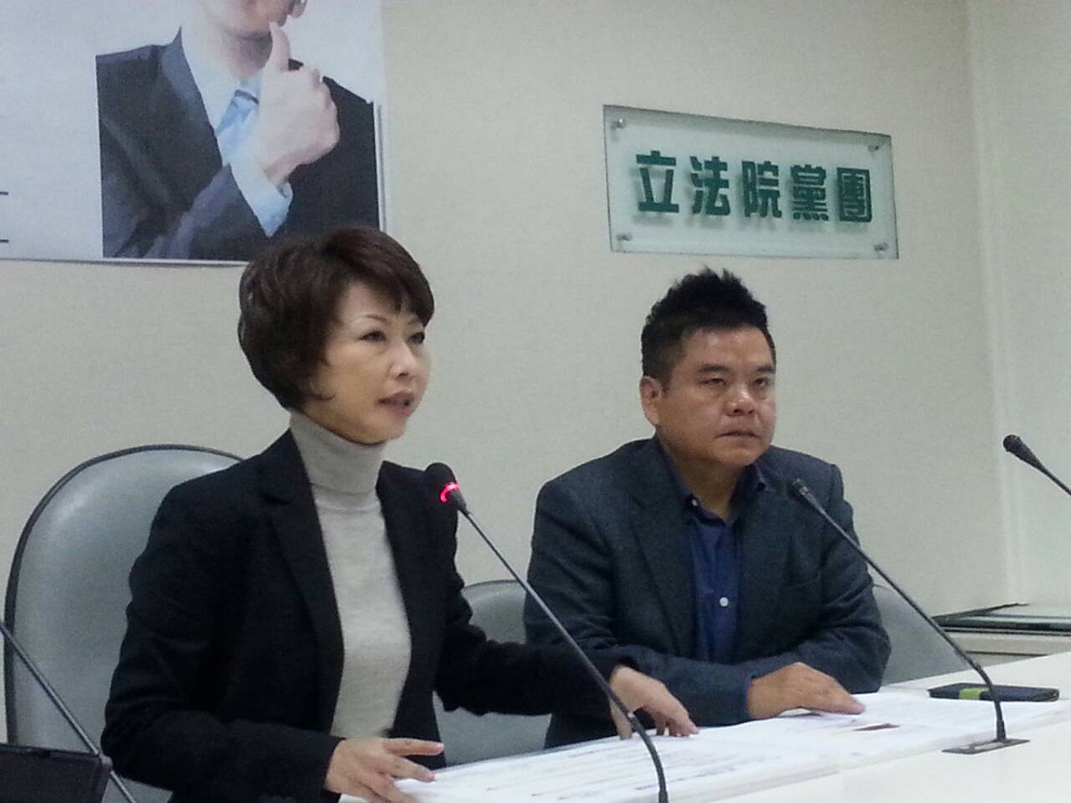 民進黨立院黨團16日召開記者會，指新北市政府市長朱立倫利用《都更條例》27條「巧門」，打著「公辦都更」名號，以土地折付給建商，讓建商擔任「實施者」，圖利財團。圖：楊淳卉/攝