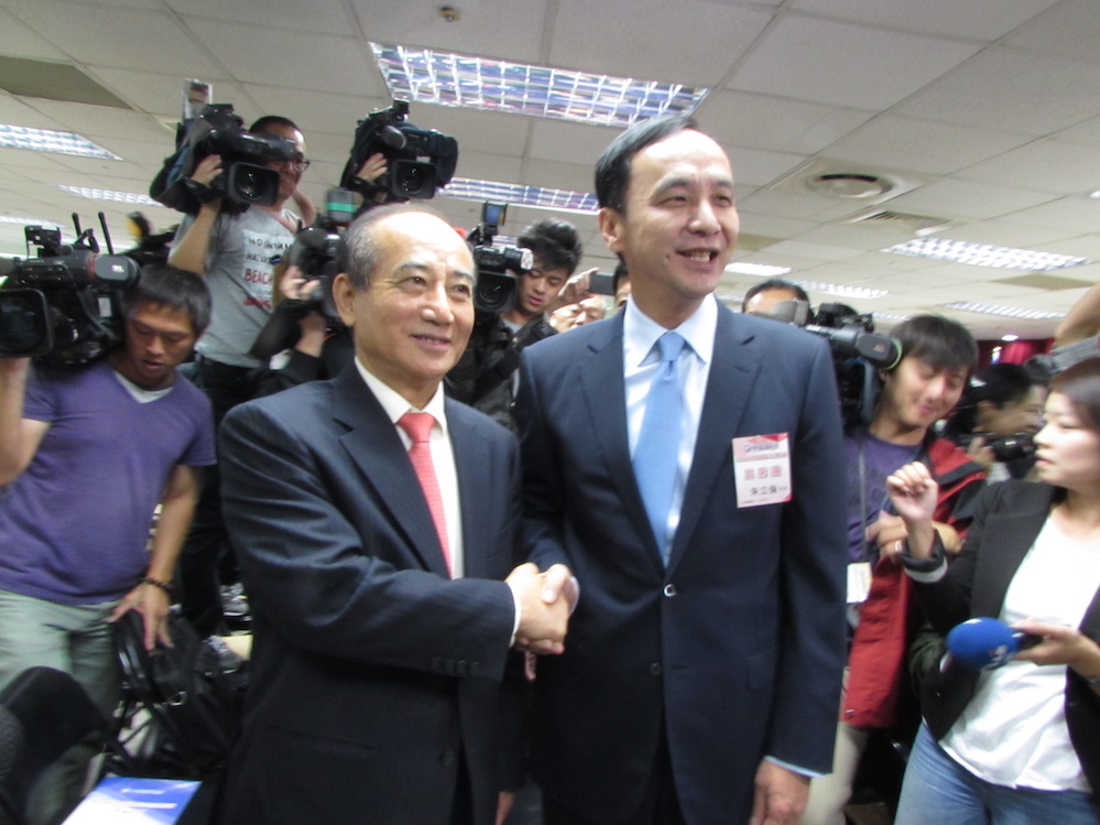 國民黨21日舉行中央委員會議，針對審核小組敲定的不分區名單逐一表决。投票前，進入不分區安全名單的王金平與黨主席朱立倫一同合照。圖：邱珮文/攝