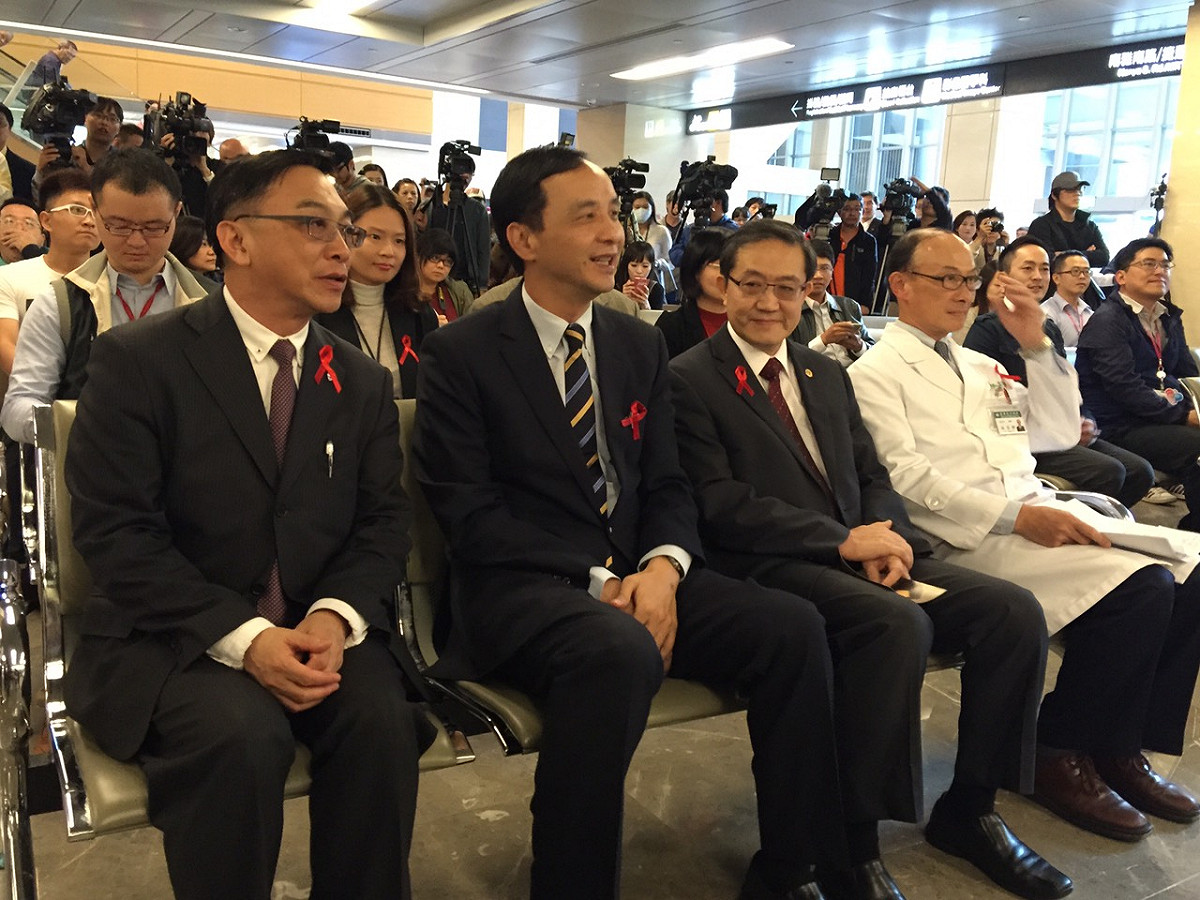 國民黨總統候選人朱立倫1日下午前往亞東醫院出席「世界愛滋日暨台灣預防醫學會20週年」活動，名列國民黨不分區第3名的醫界代表、高雄醫學大學副校長陳宜民也一同出席。圖：劉奕霆/攝