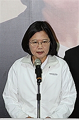 民進黨總統參選人蔡英文9日中午在台南市召開記者會，說明宇昌生技投資案。圖片來源：中央社