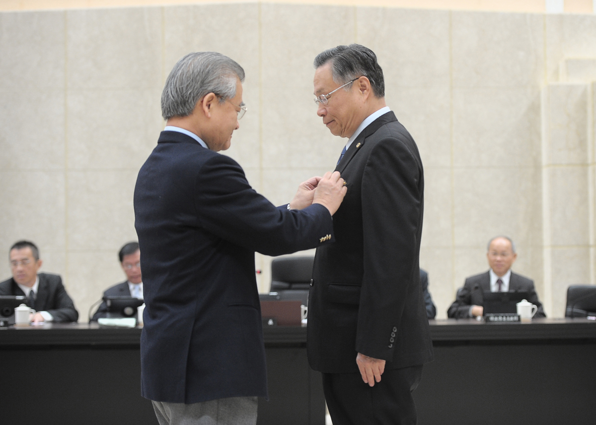 國防部今(29)日為募兵制向行政院爭取10多億元的預算，適逢行政院長毛治國今早也於院會頒發功績獎章給將缷任的國防部長嚴明。圖：行政院提供