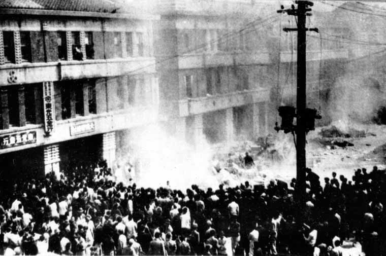 228事件發生當時，民眾包圍公賣局的照片。圖：維基百科