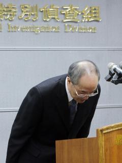 檢察總長黃世銘28日晚間為今日上午記者會否認監聽的電話不是立法院總機說法致歉。圖：中央社