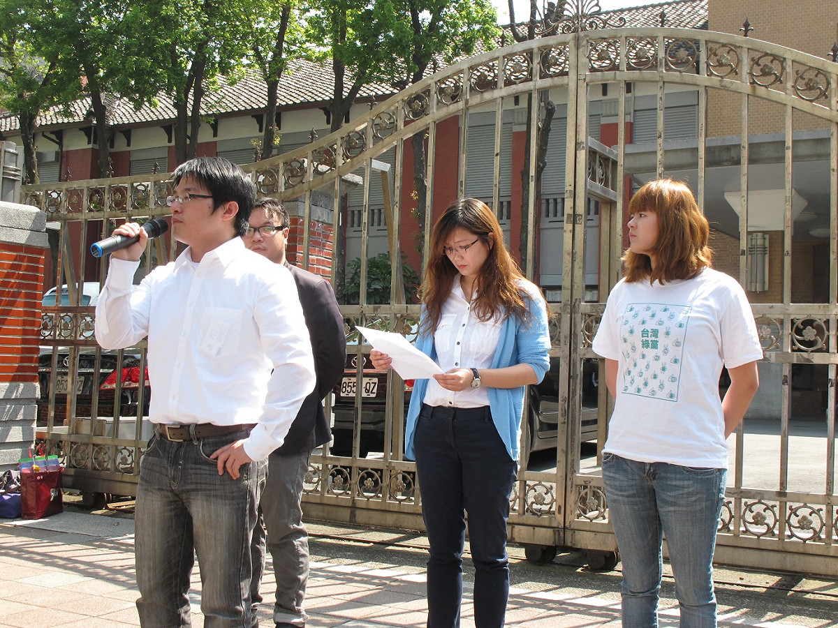 政大台史所學生藍士博2日召開記者會批評政府以尊嚴換取亞投行的門票。圖：林朝億/攝