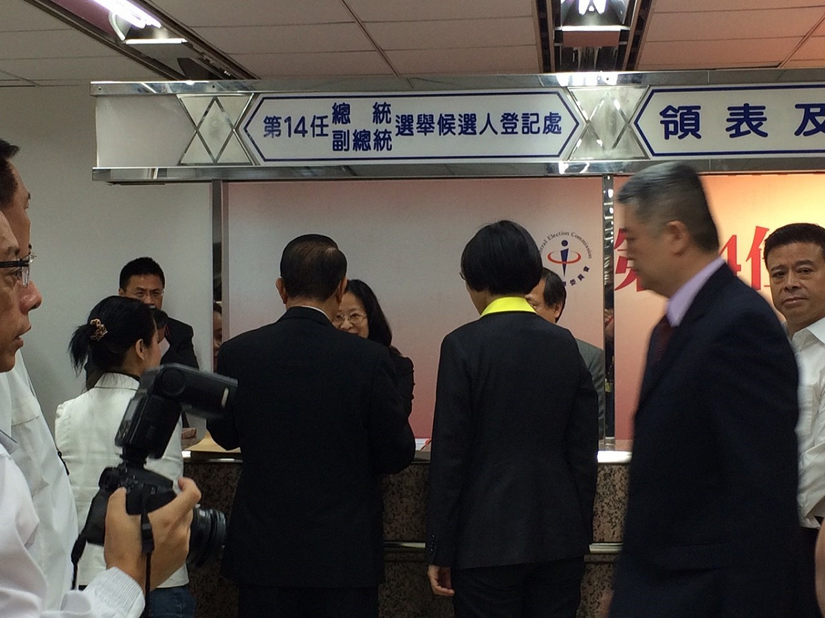 宋、徐2人在辦理登記手續。圖：符芳碩/攝