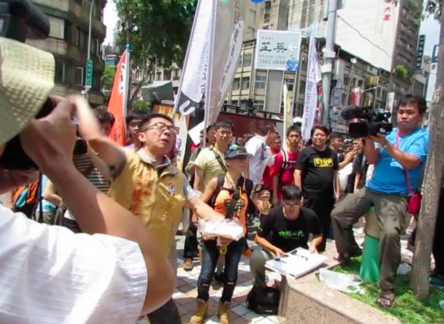 抗議團體拿出備好的雞蛋砸向國民黨部大樓。圖：邱珮文/攝