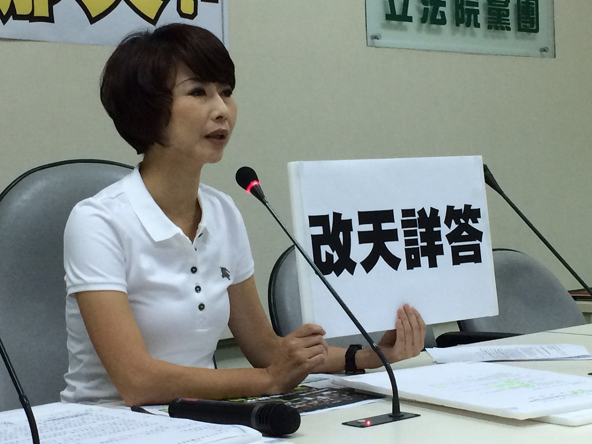立法院民進黨團書記長陳亭妃29日上午召開記者會質疑，國民黨總統參選人洪秀柱何時要回答刪除228預算的相關問題？圖：符芳碩/攝