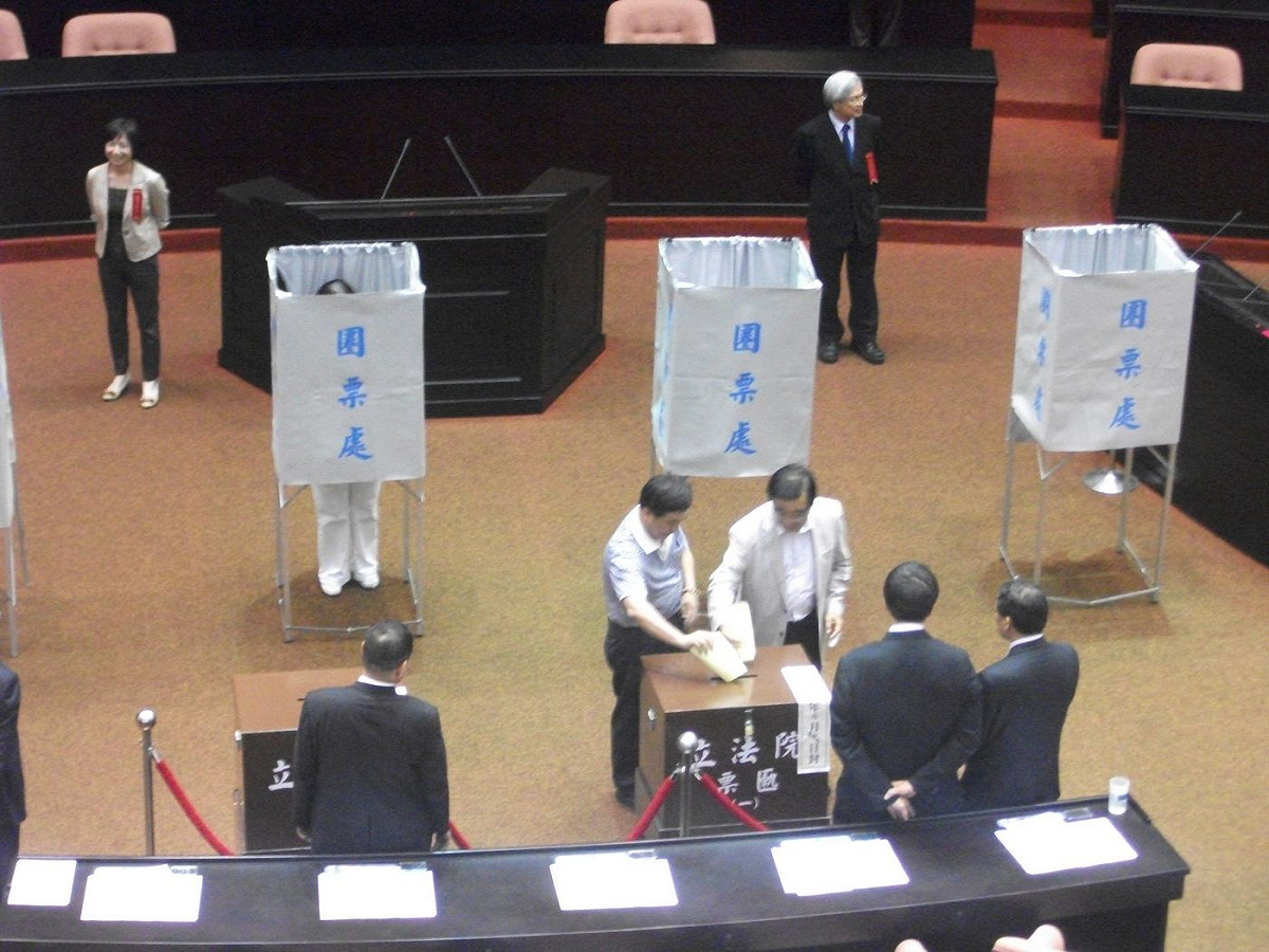 立法院今（13）日召開臨時會，針對行政院提出的《會計法》覆議案進行記名表決，結果贊成維持立法院原決議者0人，反對者110人，立法院的決議無效，全案將回到修法前的原點。圖：涂鉅旻/攝