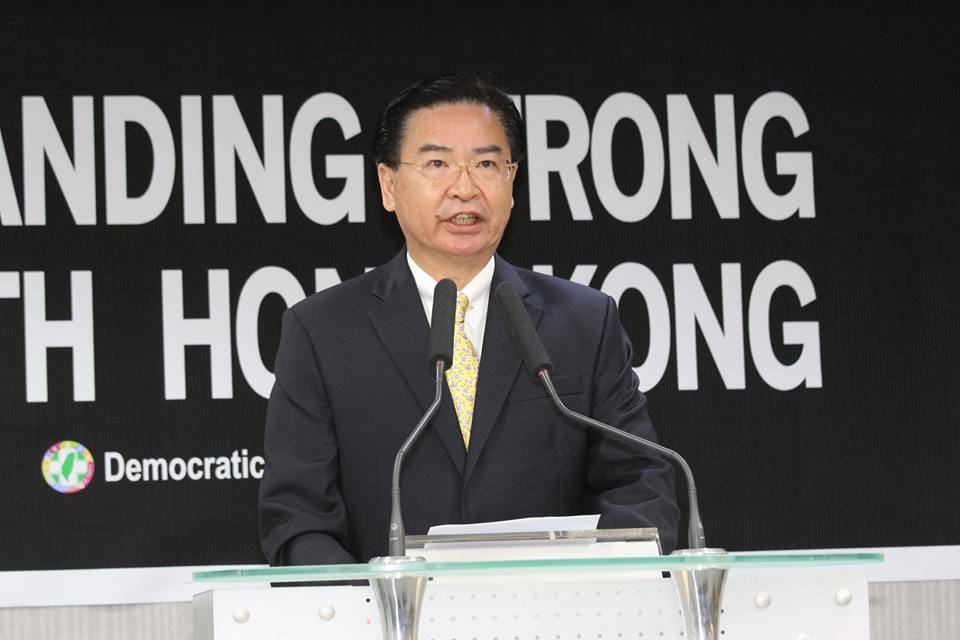 民進黨秘書長兼駐美代表吳釗燮訪問華府，將就剛結束的九合一選舉與美方交流，並公布民進黨第8號國防政策藍皮書，關注人道救援與災害防救。圖片來源：新頭殼資料照片。
