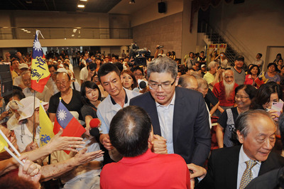 連勝文今天參加新黨創黨21周年，右一為新黨主席郁慕明。圖:中央社