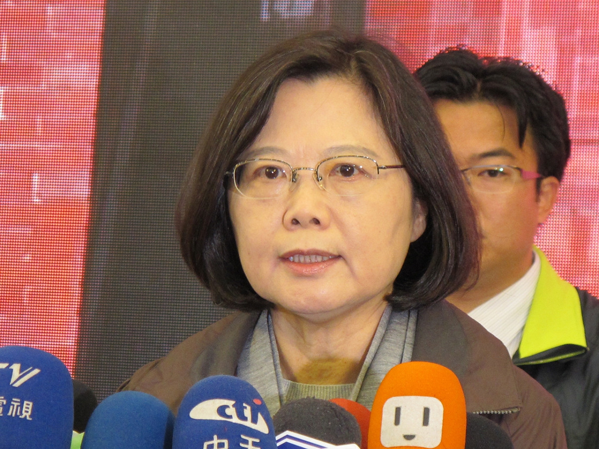 民進黨主席暨總統候選人蔡英文15日表示，紫光併購案背後有中國政府資金，必須嚴格審查。圖：林朝億/攝