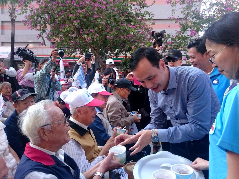 國民黨總統候選人朱立倫13日赴嘉義市眷村拜訪，還分送湯圓給在場老榮民們。圖：翁嫆琄/攝