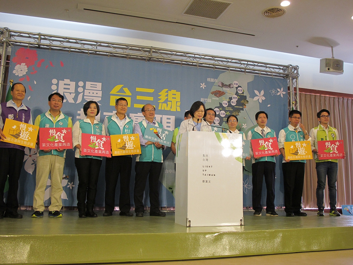 民進黨主席暨總統參選人蔡英文23日與台三線提名、支持的10位立委一起舉辦造勢活動。圖：林朝億/攝