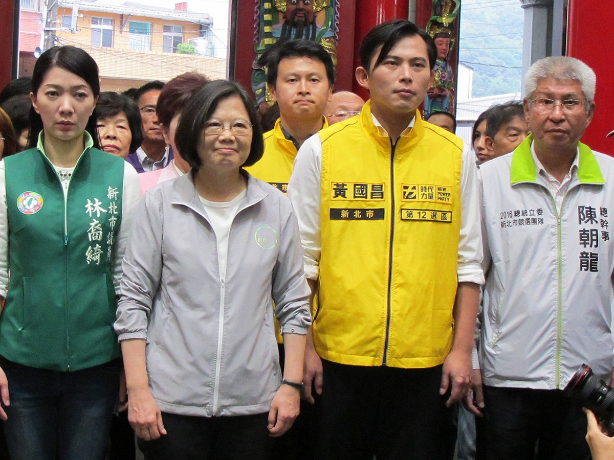 民進黨總統參選人蔡英文與時代力量立委候選人黃國昌3日上午到瑞芳龍巖宮上香祈福。圖：林朝億/攝