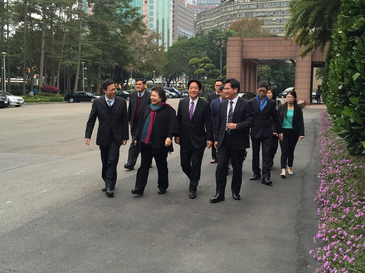 高雄市長陳菊8日和台南市長賴清德、台中市長林佳龍、桃園市長鄭文燦等人出席政院院會。圖：劉奕霆/攝