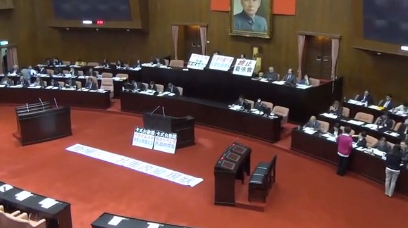 台聯黨團25日抗議卡式台胞證而杯葛行政院長毛治國上台報告。圖：翁嫆琄/攝