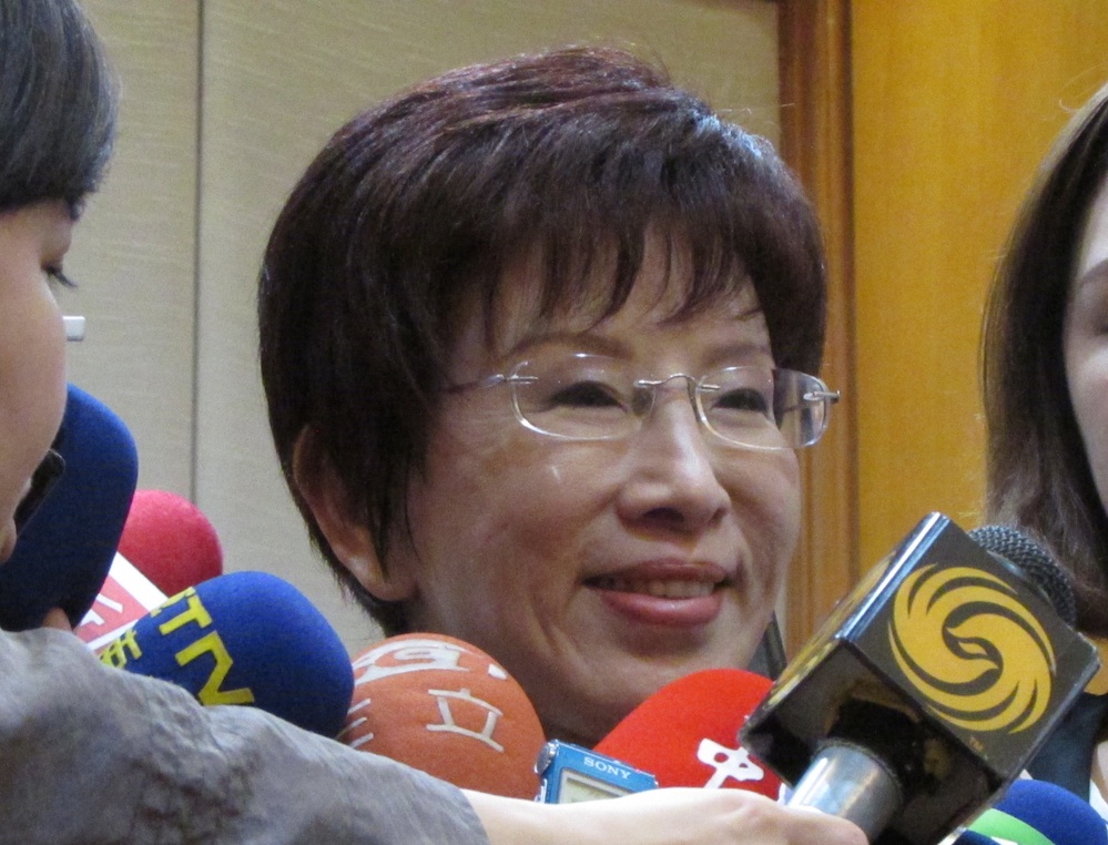 民進黨總統參選人蔡英文日前表示，候選人辯論應該等到正式登記參選後再說。對此，國民黨總統參選人31日批評，蔡英文換了時空就換了想法。圖：邱珮文/攝