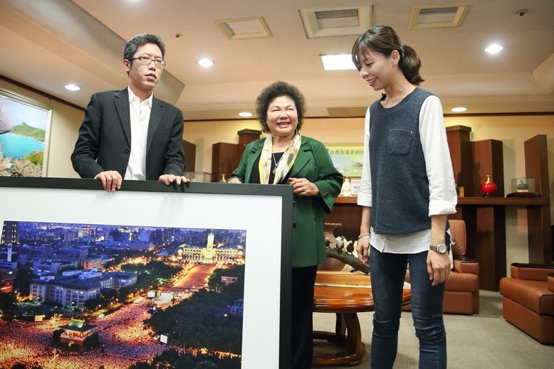 高雄市長陳菊特別以凱達格蘭大道萬人送仲丘遊行時的放大空拍照片，鼓勵洪慈庸不忘初衷與理想，要為弱勢者發聲，進行社會運動必須務實，一階段一階段進行改革。圖：高雄市政府提供