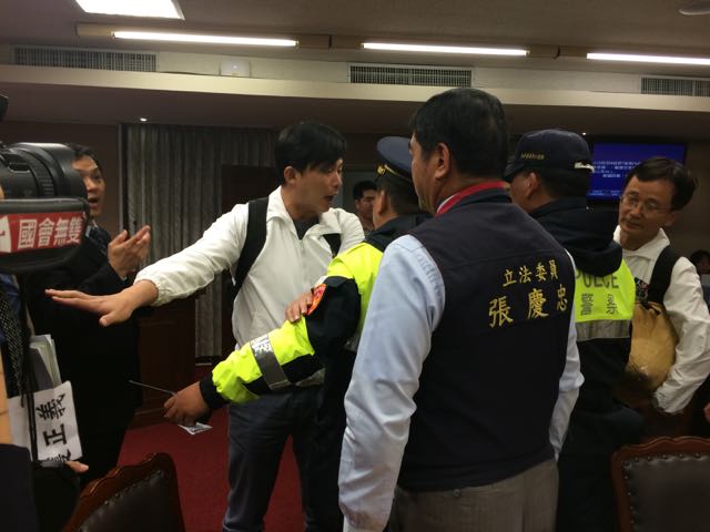 島國前進領袖黃國昌今(8)天傍晚不滿國民黨立委張慶忠拖延審查，在議事結束後向張嗆聲。圖：符芳碩/攝
