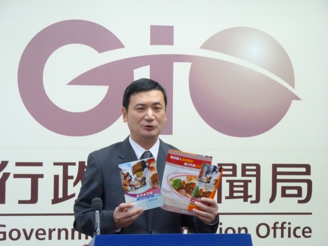 行政院新聞局19日正式發表宣傳含瘦肉精萊克多巴胺美牛無害的DM、摺頁和說帖。圖片：謝莉慧/攝