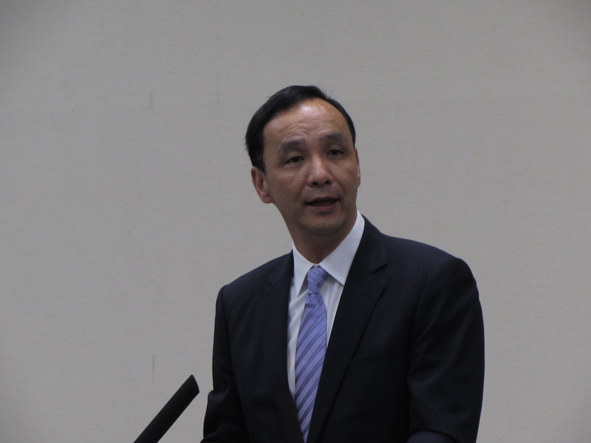 筆者認為，朱立倫帶職或請辭新北市長後參選，多方看法不一，但就拉下洪秀柱的藉口而言，唯有請辭方能達到效果。圖：新頭殼資料照片