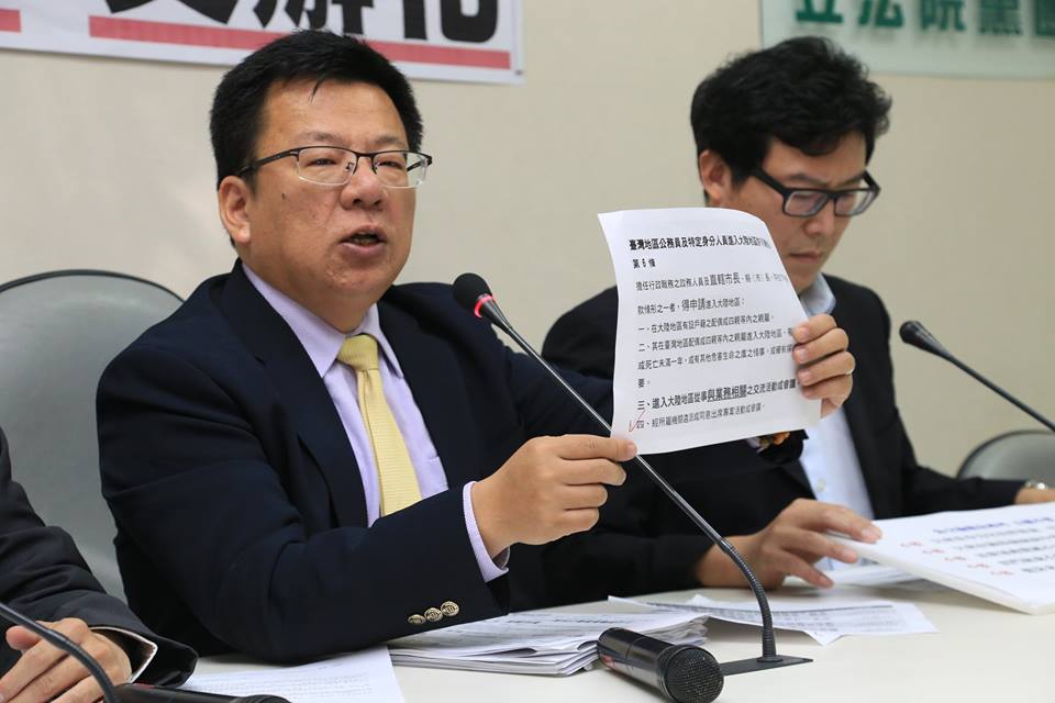 民進黨立委李俊俋痛批，國民黨主席朱立倫申請訪中的內容和真正的行程毫無相關，沒提到朱習會，也沒提到要和中國政協主席俞正聲晚宴，但聯審會竟然還通過。圖：林雨佑/攝
