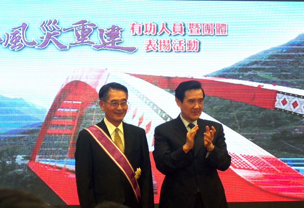 總統馬英九28日頒發勳章給前農委會主委陳武雄(左)，但卻一個不慎把勳章掉到地上。圖：翁嫆琄/攝