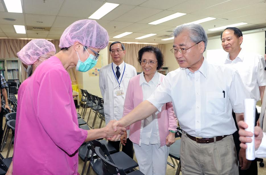 針對八仙塵爆案，行政院長毛治國5日表示，會給公務人員的家屬有薪假，人事總處6日則宣布，最多可請20天。圖：行政院提供