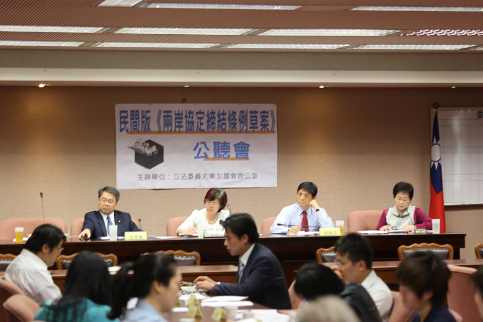 民進黨立委尤美女今(18)天下午在立法院舉辦民間版《兩岸協定締結條例》草案公聽會，中研院法律研究所副研究員黃國昌批評，馬江把兩國論硬扯到民間版，是模糊焦點。圖：林雨佑/攝