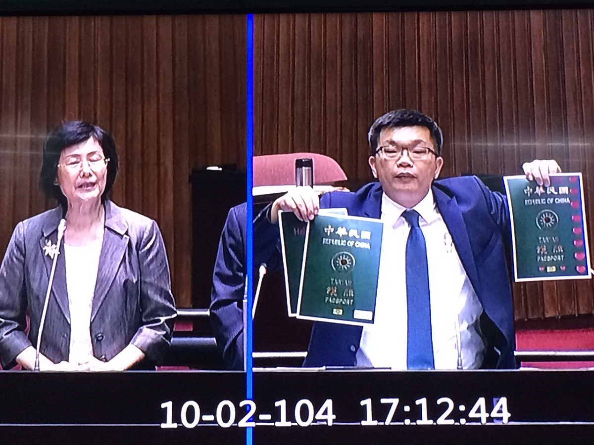 民進黨立委蔡其昌2日在立院對於護照貼紙問題進行質詢，法務部長羅瑩雪說，日後會有範例讓民眾參考。圖：翻攝畫面