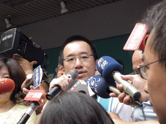 前總統陳水扁兒子陳致中因偽證案遭判刑3月定讞，高雄市議員職務遭解除，地方支持者勸進參選立委聲浪不斷，陳致中至今仍表示「聽取民意中！」
圖片來源:胡宏志攝