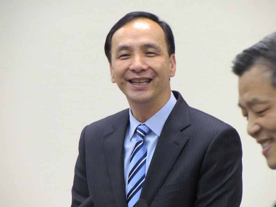 前雲林縣長張榮味25日稱讚國民黨總統參選人朱立倫，在國民黨這麼艱難的時刻，及時站出來、勇敢承擔，讓台灣政治未來有了新的希望。圖：新頭殼資料照片