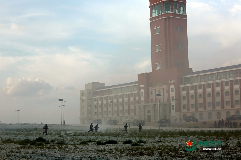 中國解放軍演習出現的建築物極似我國總統府，但中方則否認是在模擬攻台。圖：翻攝自中國軍網